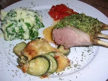 Rezept: Lammcarrée mit Bärlauchkruste, an Bärlauchstampf und Zucchinigratin Bild Nr. 5 Lammcarrée mit Bärlauchkruste, an Bärlauchstampf und Zucchinigratin - Rezept - Bild Nr. 5