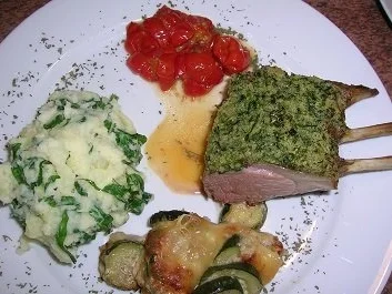 Rezept: Lammcarrée mit Bärlauchkruste, an Bärlauchstampf und Zucchinigratin Bild Nr. 6 Lammcarrée mit Bärlauchkruste, an Bärlauchstampf und Zucchinigratin - Rezept - Bild Nr. 6