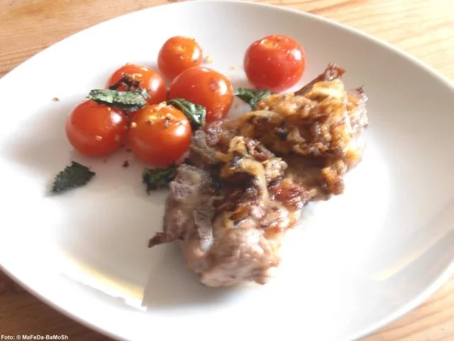 Rezept: Schweinenacken-Steaks mit Minztomaten Schweinenacken-Steaks mit Minztomaten - Rezept