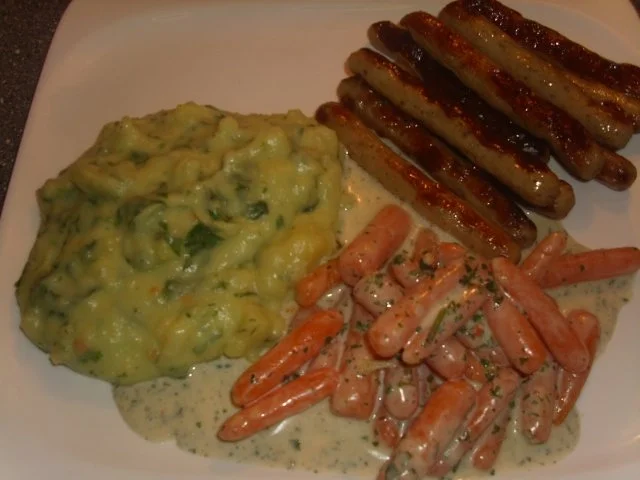 Mini Bratwürste mit Kartoffel-Bärlauch Püree und Babymöhrchen - Rezept