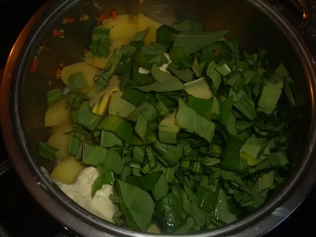 Mini Bratwürste mit Kartoffel-Bärlauch Püree und Babymöhrchen - Rezept - Bild Nr. 2