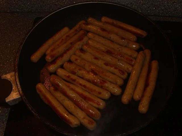 Mini Bratwürste mit Kartoffel-Bärlauch Püree und Babymöhrchen - Rezept - Bild Nr. 3