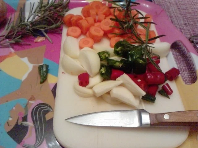 DAS GEILSTE GRILLHÄHNCHEN DES ALLGÄUS AN BRATGEMÜSESALAT - Rezept - Bild Nr. 3