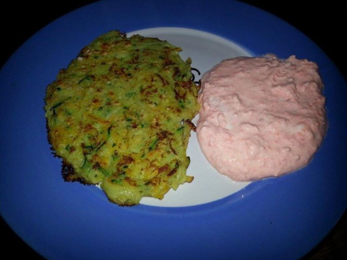 Kartoffel-Zucchini-Möhren Puffer mit Frischkäse-Seelachschnitzeln - Rezept