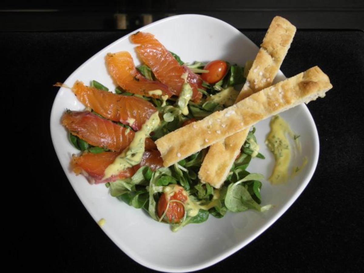 Bilder für Gebeizter Lachs auf Feldsalat, Postelein und Rucola mit angebratenen Cherrytomaten - Rezept