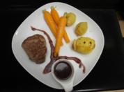 Rinderfilet mit Fächerkartoffeln und glasierten Möhren an Portweinsauce - Rezept