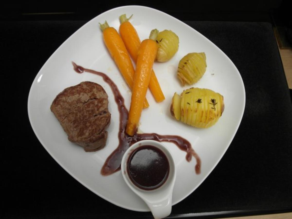 Rinderfilet mit Fächerkartoffeln und glasierten Möhren an Portweinsauce ...