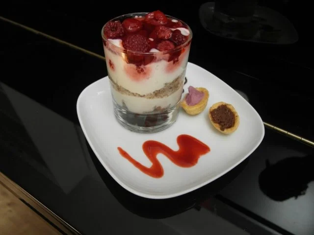 Himbeer-Quark-Törtchen im Glas mit dreierlei Pralinen - Rezept