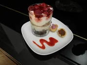 Himbeer-Quark-Törtchen im Glas mit dreierlei Pralinen - Rezept