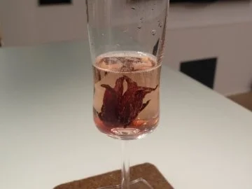Aperitif: Champagner mit Hibiskus-Blüten - Rezept