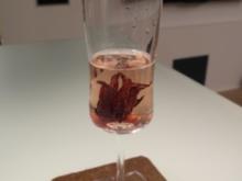 Aperitif: Champagner mit Hibiskus-Blüten - Rezept