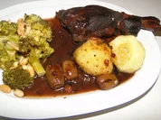 Hasenkeulen mit Brokkoliröschen und Wacholder-Weinsauce - Rezept