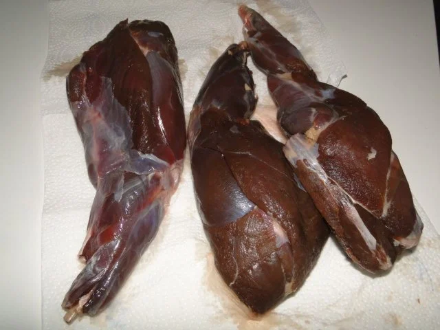 Hasenkeulen mit Brokkoliröschen und Wacholder-Weinsauce - Rezept - Bild Nr. 2