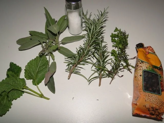 Hasenkeulen mit Brokkoliröschen und Wacholder-Weinsauce - Rezept - Bild Nr. 3