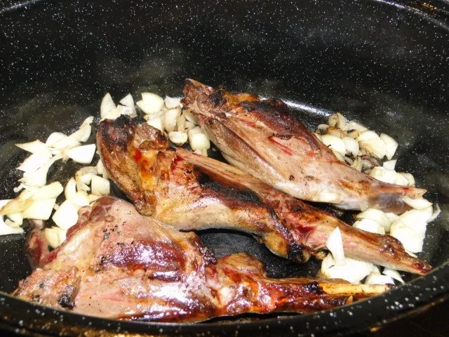 Hasenkeulen mit Brokkoliröschen und Wacholder-Weinsauce - Rezept - Bild Nr. 5