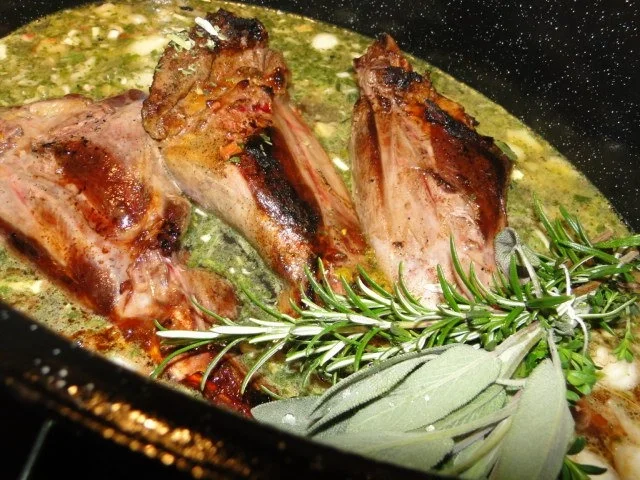 Hasenkeulen mit Brokkoliröschen und Wacholder-Weinsauce - Rezept - Bild Nr. 6