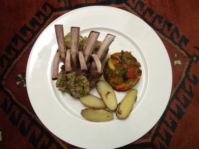 Rôti carre d'agneau avec croûte des olives-amande – Lammkarree, Ratatouille, Kartoffeln - Rezept