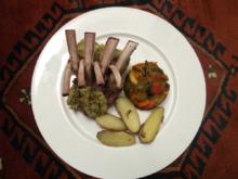 Rôti carre d'agneau avec croûte des olives-amande – Lammkarree, Ratatouille, Kartoffeln - Rezept