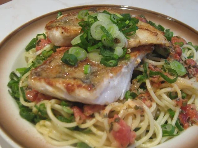 feines Zanderfilet auf Pasta mit Kräuter-Tomatensauce - Rezept
