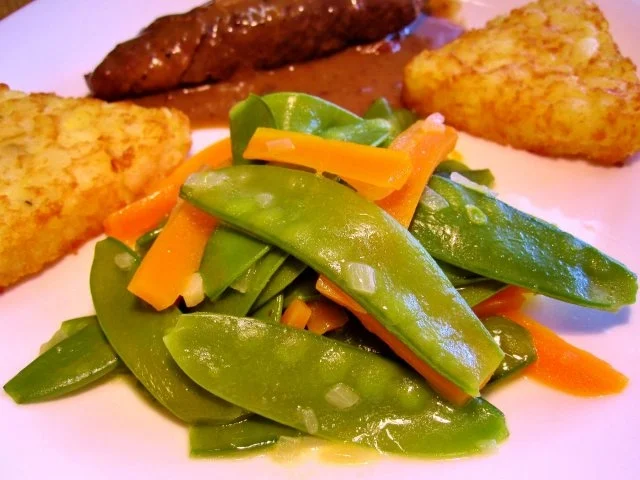 Rezept: Zarte Erbsen mit Möhrchen ... Zarte Erbsen mit Möhrchen ... - Rezept