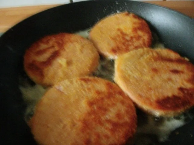 überbackene Jägerschnitzel mit Tomaten und Zwiebelringen - Rezept - Bild Nr. 4