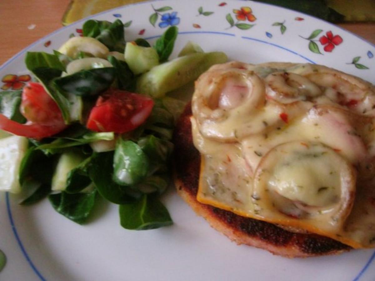 überbackene Jägerschnitzel mit Tomaten und Zwiebelringen - Rezept