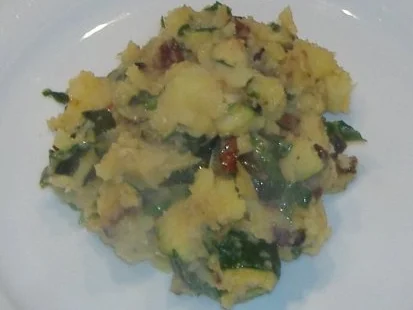 Rezept: Grober Kartoffelstampf mit Zucchini,Bärlauch und getrockneten Tomaten Grober Kartoffelstampf mit Zucchini,Bärlauch und getrockneten Tomaten - Rezept