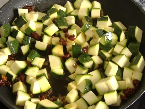 Rezept: Grober Kartoffelstampf mit Zucchini,Bärlauch und getrockneten Tomaten Bild Nr. 2 Grober Kartoffelstampf mit Zucchini,Bärlauch und getrockneten Tomaten - Rezept - Bild Nr. 2