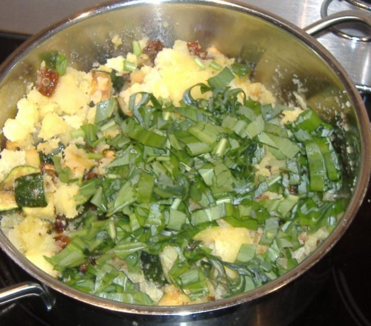 Grober Kartoffelstampf mit Zucchini,Bärlauch und getrockneten Tomaten - Rezept - Bild Nr. 4