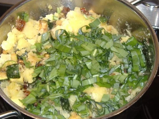 Rezept: Grober Kartoffelstampf mit Zucchini,Bärlauch und getrockneten Tomaten Bild Nr. 4 Grober Kartoffelstampf mit Zucchini,Bärlauch und getrockneten Tomaten - Rezept - Bild Nr. 4