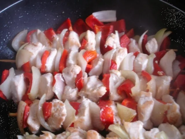 Hähnchenbrustfiletschaschlik mit Erdnusssauce und Gemüsereis - Rezept - Bild Nr. 6