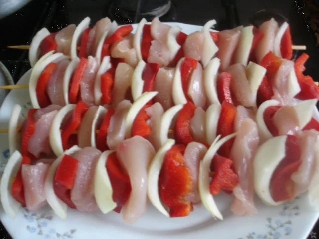 Hähnchenbrustfiletschaschlik mit Erdnusssauce und Gemüsereis - Rezept - Bild Nr. 4