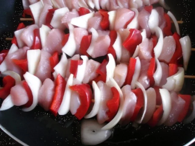 Hähnchenbrustfiletschaschlik mit Erdnusssauce und Gemüsereis - Rezept - Bild Nr. 5