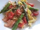 Grüner Spargel und Lachs zu Sesambandnudeln - Rezept