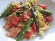 Grüner Spargel und Lachs zu Sesambandnudeln - Rezept