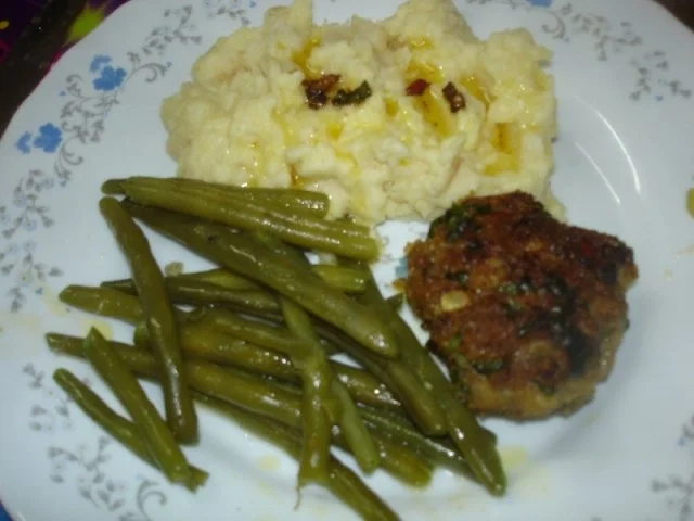 Korianderbuletten mit Sellerie-Kartoffelstampf und grünen Bohnen - Rezept