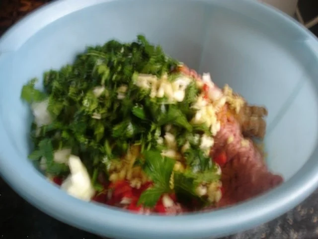 Korianderbuletten mit Sellerie-Kartoffelstampf und grünen Bohnen - Rezept - Bild Nr. 5