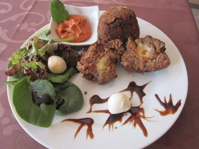 Rezept: Zucchini-Frikadellen mit Mozzarella-Füllung und Knoblauch-Senf-Dip Zucchini-Frikadellen mit Mozzarella-Füllung und Knoblauch-Senf-Dip - Rezept