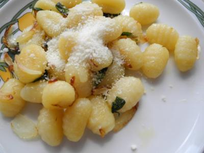 Rezept: Gnocchi mit Salbei Gnocchi mit Salbei - Rezept