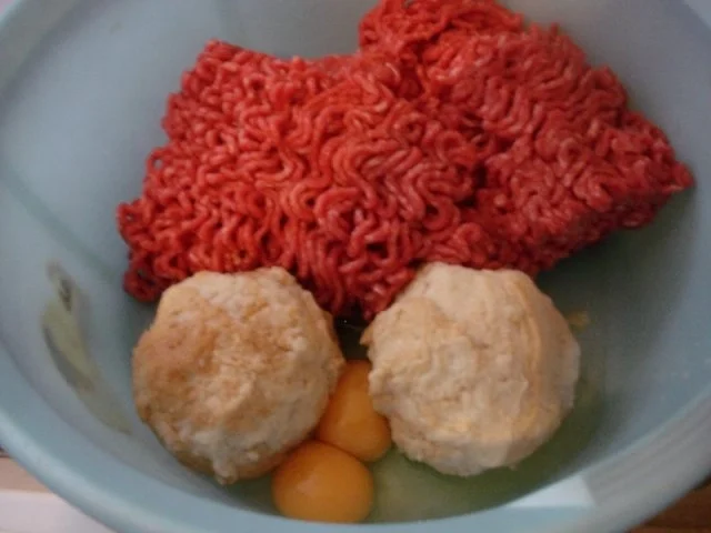 Rezept: Buletten mit Petersilie-Möhrenblüten, Kartoffeln und Sauce Bild Nr. 3 Buletten mit Petersilie-Möhrenblüten, Kartoffeln und Sauce - Rezept - Bild Nr. 3