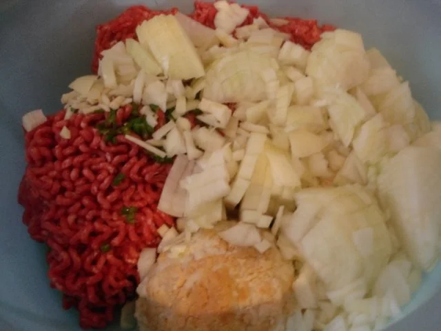 Rezept: Buletten mit Petersilie-Möhrenblüten, Kartoffeln und Sauce Bild Nr. 4 Buletten mit Petersilie-Möhrenblüten, Kartoffeln und Sauce - Rezept - Bild Nr. 4