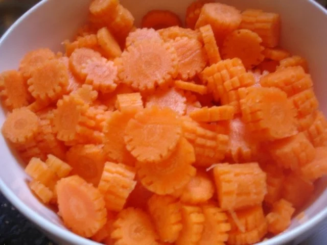 Rezept: Buletten mit Petersilie-Möhrenblüten, Kartoffeln und Sauce Bild Nr. 10 Buletten mit Petersilie-Möhrenblüten, Kartoffeln und Sauce - Rezept - Bild Nr. 10