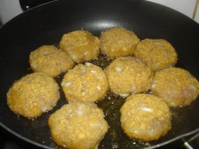 Rezept: Buletten mit Petersilie-Möhrenblüten, Kartoffeln und Sauce Bild Nr. 7 Buletten mit Petersilie-Möhrenblüten, Kartoffeln und Sauce - Rezept - Bild Nr. 7