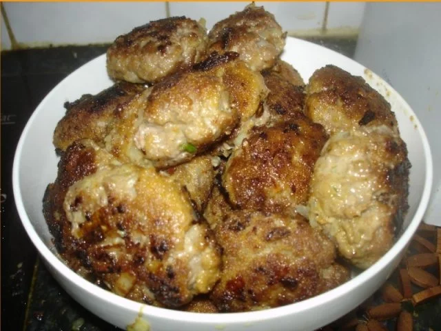 Rezept: Buletten mit Petersilie-Möhrenblüten, Kartoffeln und Sauce Bild Nr. 8 Buletten mit Petersilie-Möhrenblüten, Kartoffeln und Sauce - Rezept - Bild Nr. 8