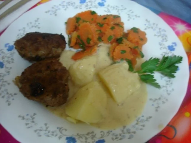 Rezept: Buletten mit Petersilie-Möhrenblüten, Kartoffeln und Sauce Bild Nr. 16 Buletten mit Petersilie-Möhrenblüten, Kartoffeln und Sauce - Rezept - Bild Nr. 16