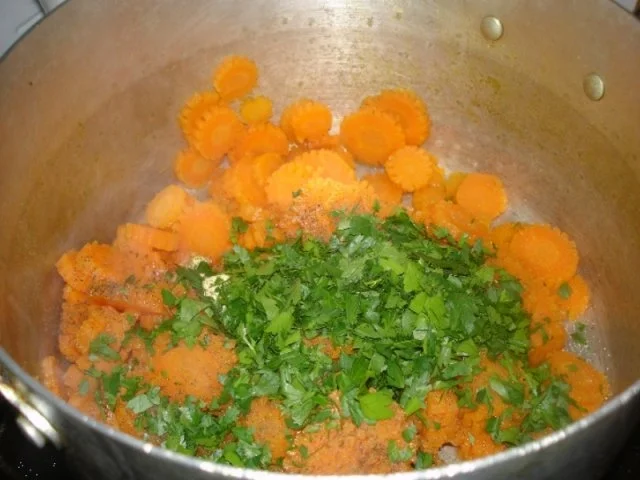 Rezept: Buletten mit Petersilie-Möhrenblüten, Kartoffeln und Sauce Bild Nr. 13 Buletten mit Petersilie-Möhrenblüten, Kartoffeln und Sauce - Rezept - Bild Nr. 13