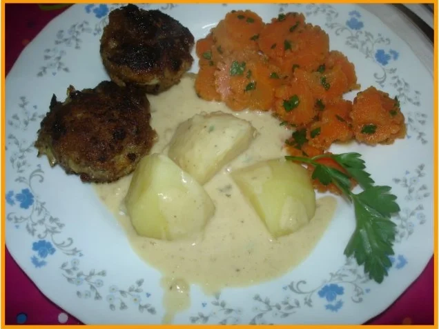 Rezept: Buletten mit Petersilie-Möhrenblüten, Kartoffeln und Sauce Bild Nr. 17 Buletten mit Petersilie-Möhrenblüten, Kartoffeln und Sauce - Rezept - Bild Nr. 17