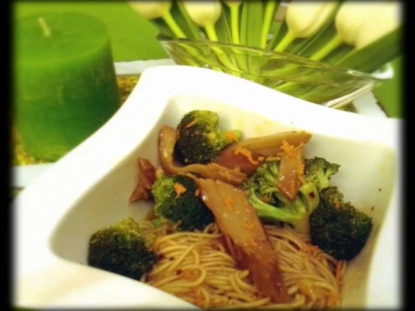 Orangen-Brokkoli mit Seitan und Mie-Nudeln - Rezept