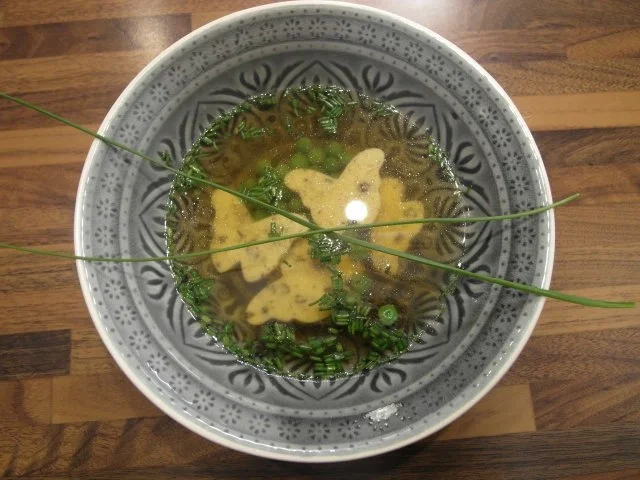 Rezept: Rinderconsommé mit Morchel-Eierstich Rinderconsommé mit Morchel-Eierstich - Rezept