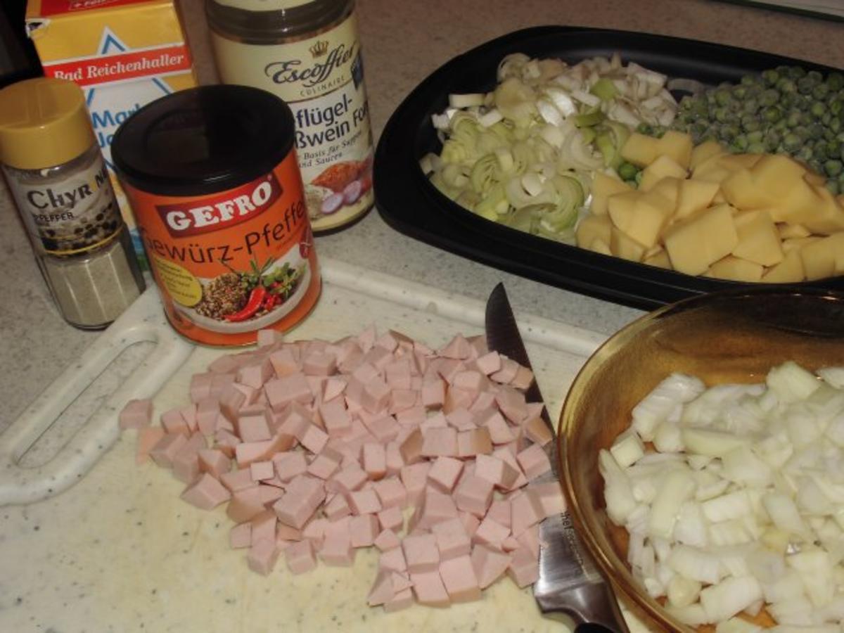 Cremige Erbsen - Lauch - Suppe mit Lyoner Croutons und buntem Pfeffer - Rezept - Bild Nr. 2